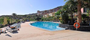 3 outdoor pools, open 10:00 AM to 6:00 PM, pool umbrellas, pool loungers