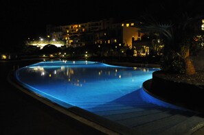 3 piscinas al aire libre, sombrillas, sillones reclinables de piscina