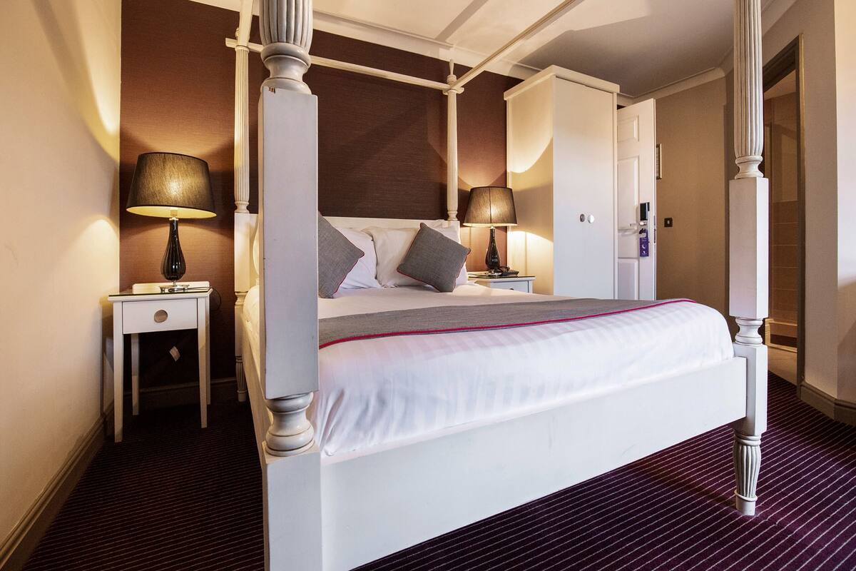 Iron/ironing board, free WiFi, bed sheets