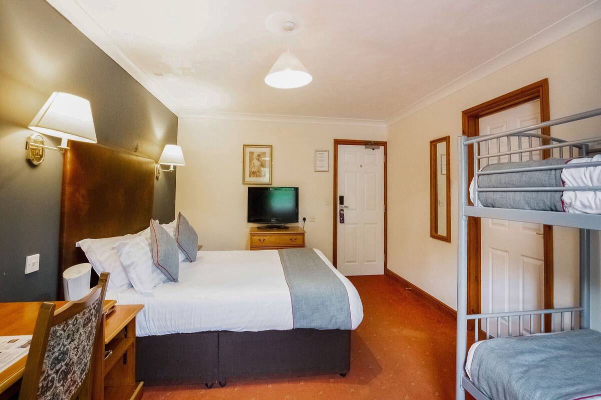 Iron/ironing board, free WiFi, bed sheets