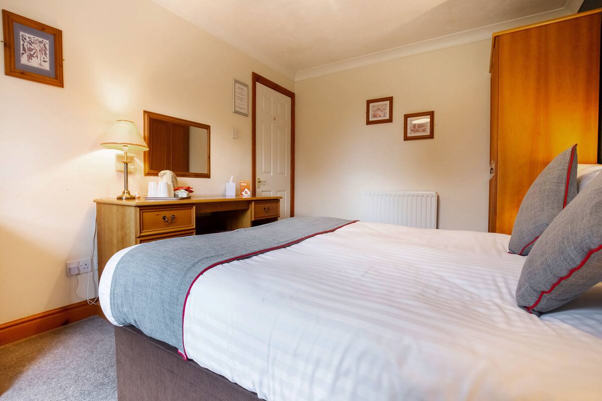 Iron/ironing board, free WiFi, bed sheets