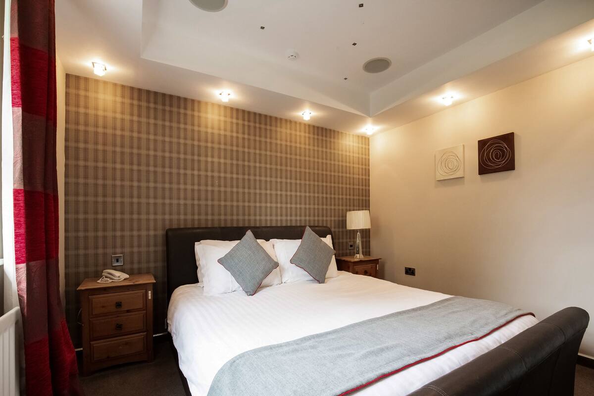 Iron/ironing board, free WiFi, bed sheets