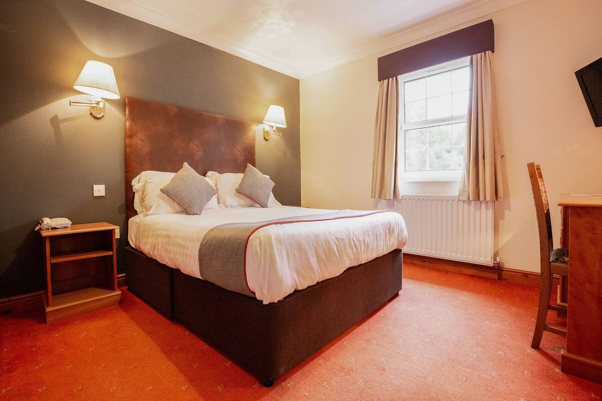 Iron/ironing board, free WiFi, bed sheets