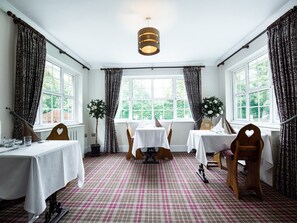 2 restaurants servant le dîner, spécialités Cuisine locale