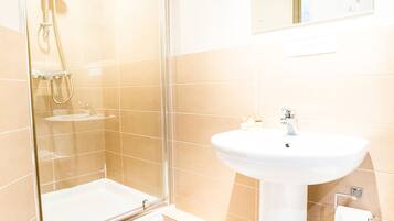 Deluxe Double Room | Bathroom | Combined shower/tub, free toiletries, hair dryer, towels