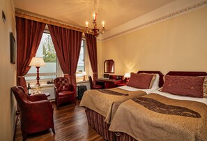 Hochwertige Bettwaren, Minibar, Zimmersafe, Schreibtisch