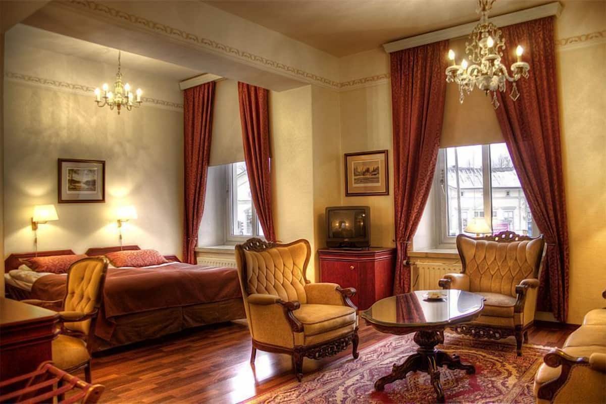 standard twin room | premium bedding, minibar, in-room safe, desk