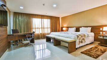 Suíte luxo, 1 cama King | 1 quarto, frigobar, cofres nos quartos, escrivaninha