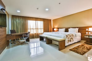 Deluxe Suite, 1 King Bed | 1 bedroom, minibar, in-room safe, desk