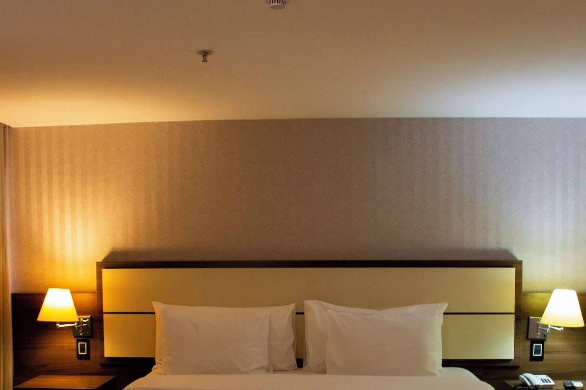 Deluxe Suite, 1 King Bed | 1 bedroom, minibar, in-room safe, desk