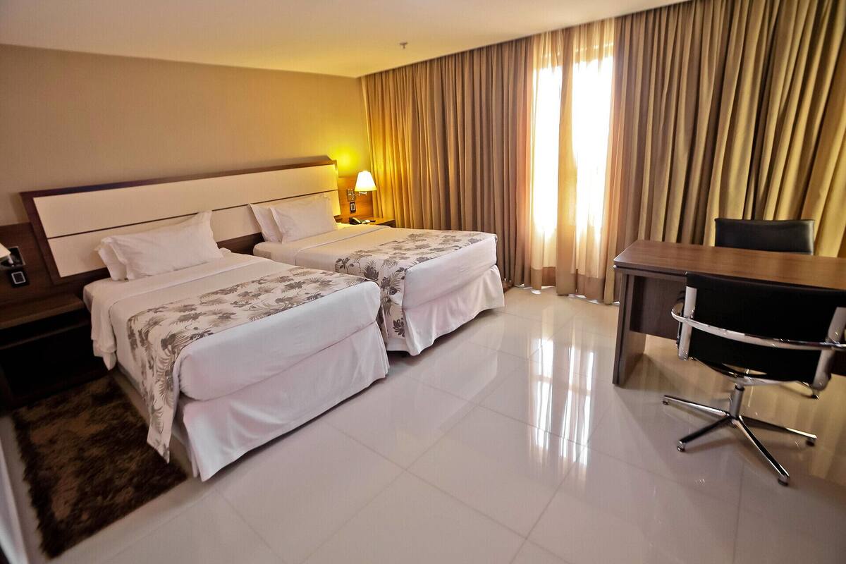Minibar, in-room safe, desk, WiFi (free)