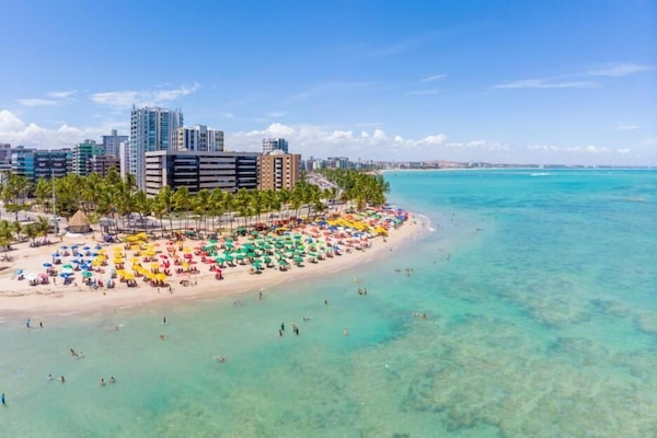 Playa en los alrededores y playa de arena blanca