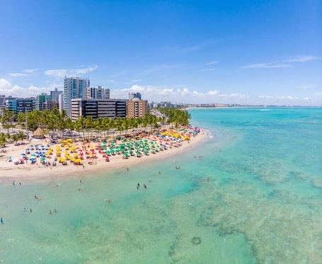 Una playa cerca, arena blanca