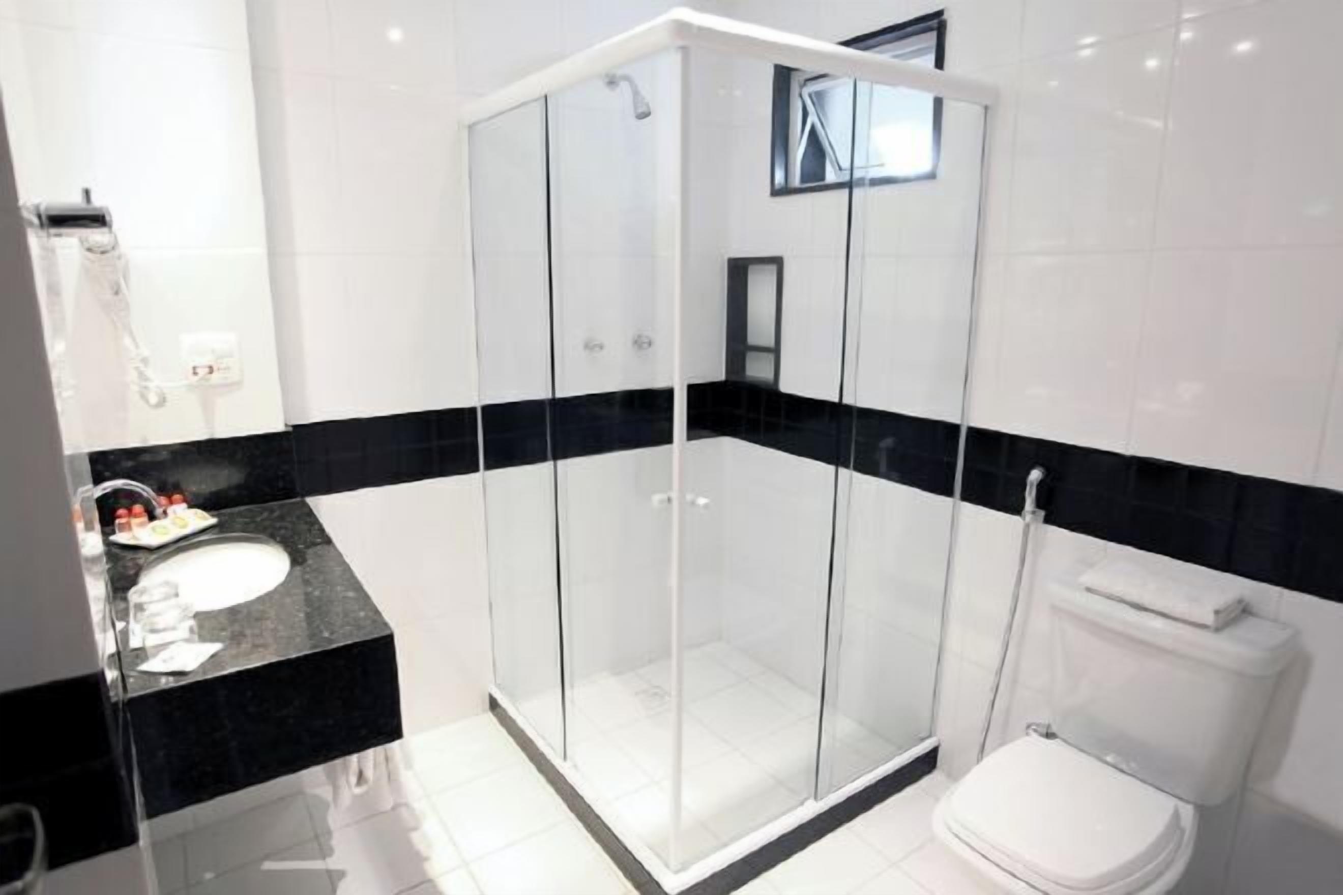 Baño | Regadera, amenidades de baño gratuitas, secadora de cabello, toallas 