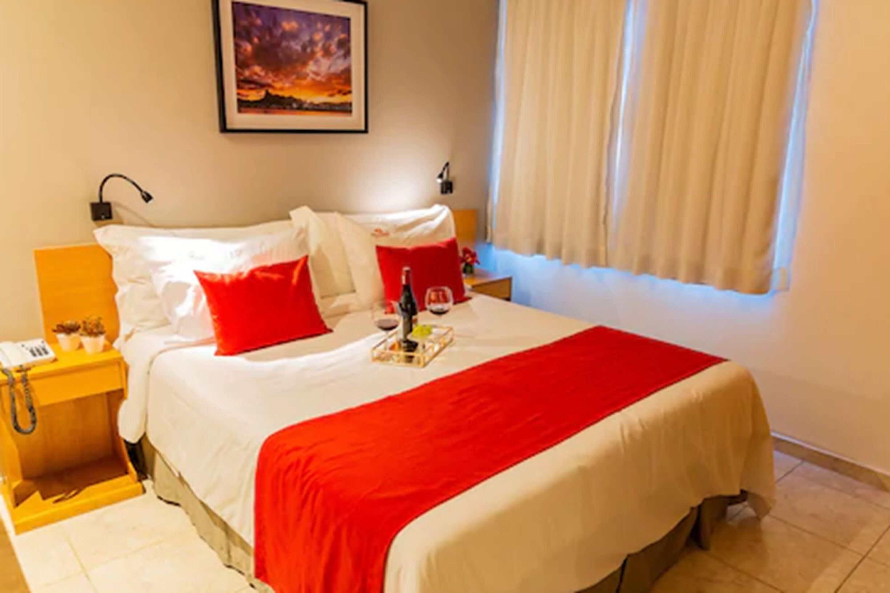 Bộ đồ giường kháng dị ứng, minibar, két bảo mật tại phòng 