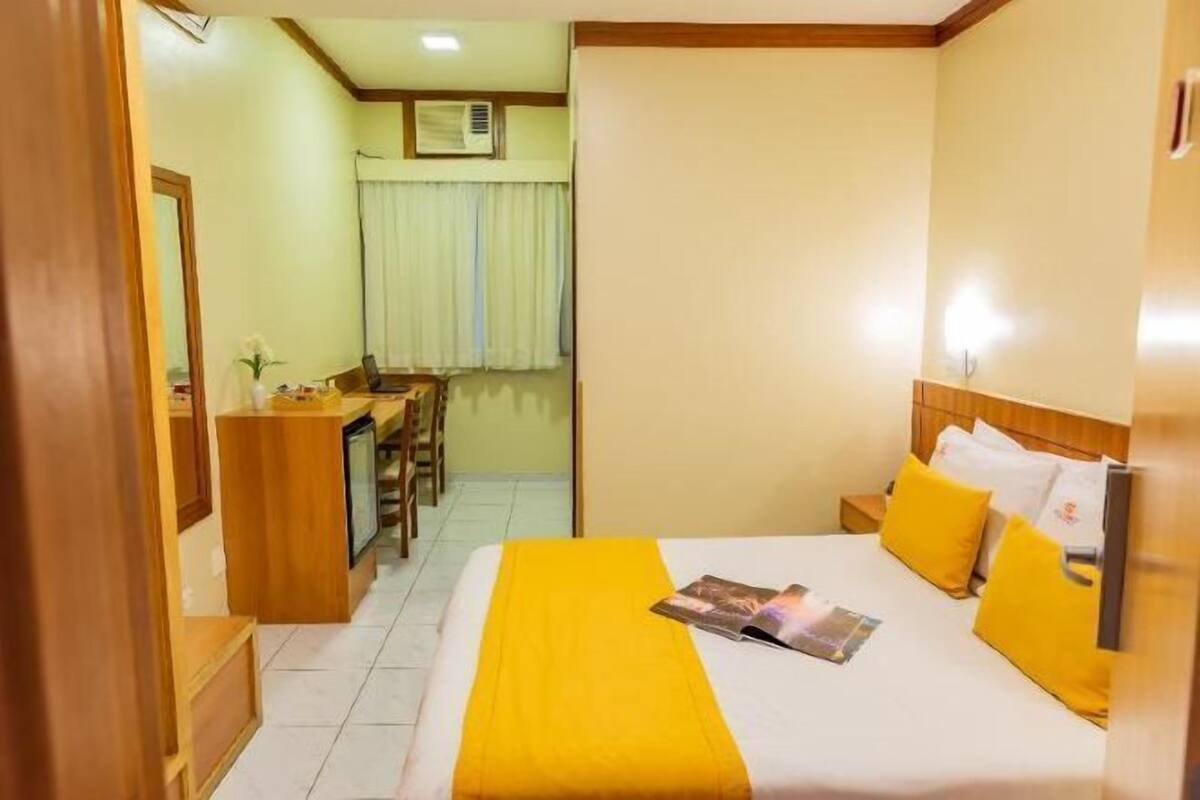 Roupas de cama antialérgicas, frigobar, cofres nos quartos