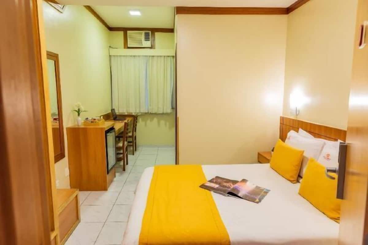 Hypo-allergenic bedding, minibar, in-room safe, soundproofing