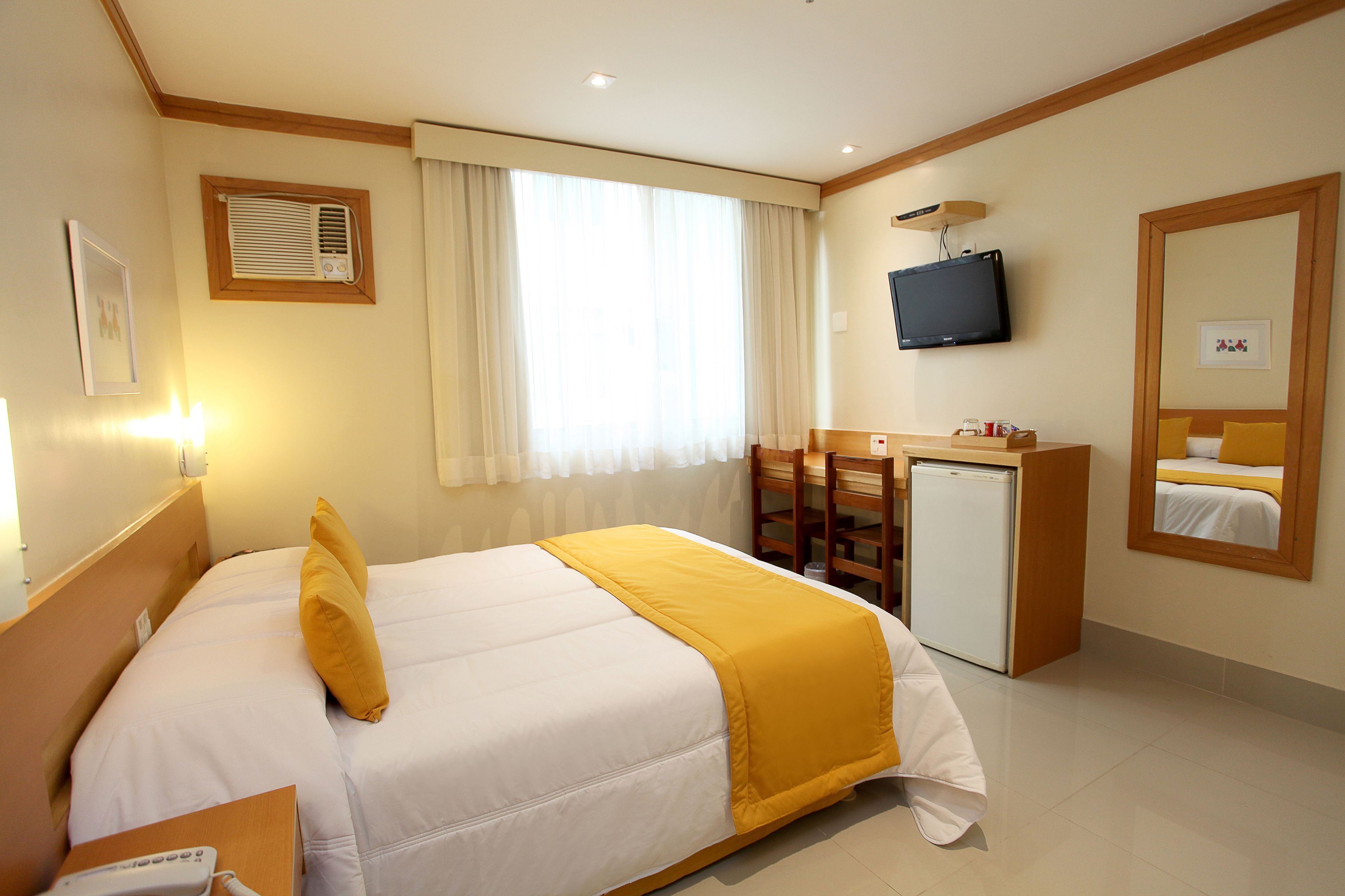 Bộ đồ giường kháng dị ứng, minibar, két bảo mật tại phòng 