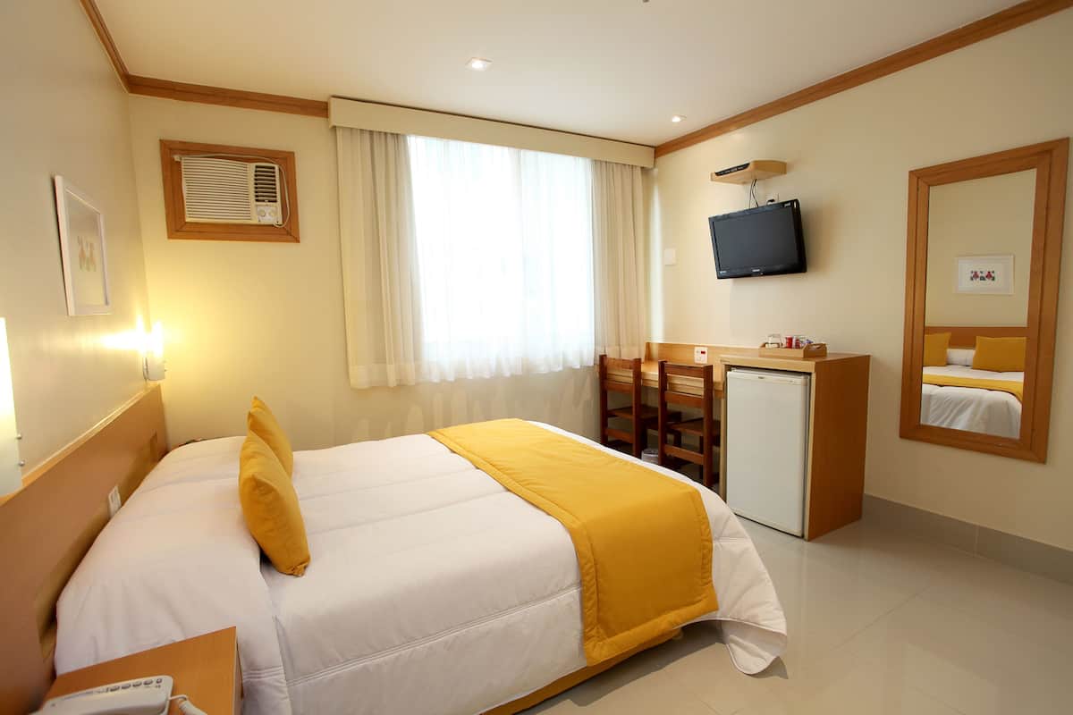 Bộ đồ giường kháng dị ứng, minibar, két bảo mật tại phòng