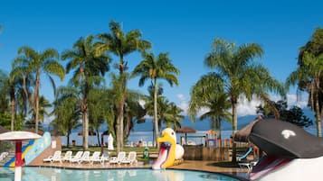 Piscine extérieure, parasols, chaises longues