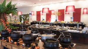 3 か所のレストラン : 朝食、ランチ、ディナー、ブランチに営業