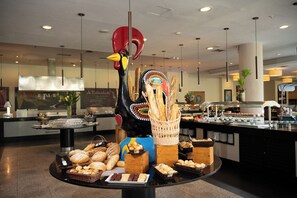 3 restaurants; breakfast, lunch, dinner, and brunch served - Vila Gale Angra - All Inclusive (Angra dos Reis)