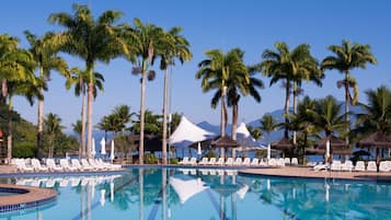 Piscina externa, guarda-sóis, espreguiçadeiras