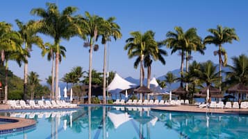 Piscine extérieure, parasols de plage, chaises longues