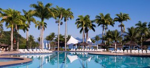 Outdoor pool, pool umbrellas, sun loungers - Vila Gale Angra - All Inclusive (Angra dos Reis)