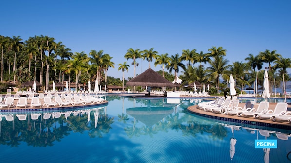 Piscine extérieure, parasols de plage, chaises longues