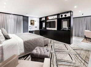 Master | Minibar, caja de seguridad en la habitación y escritorio 