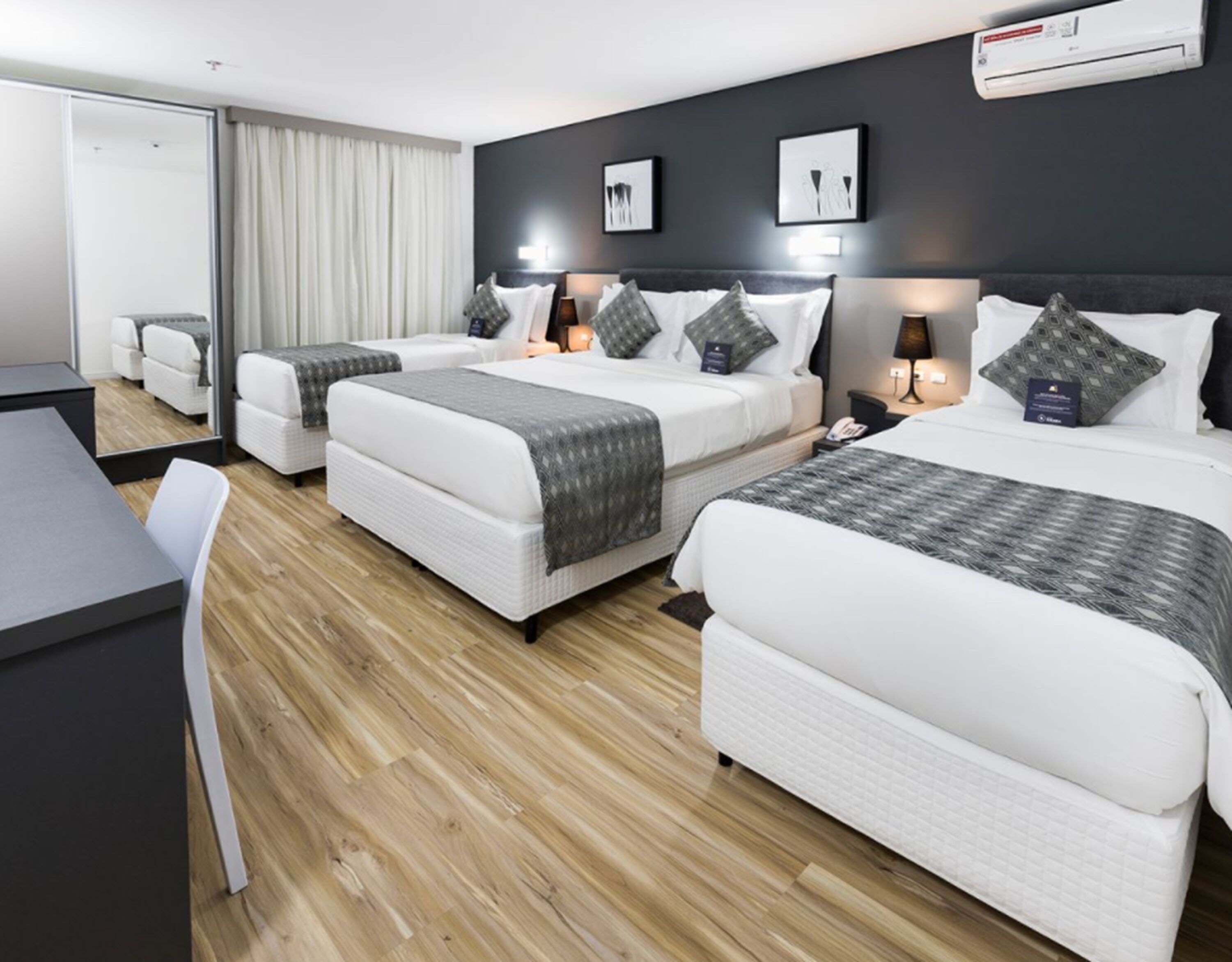 Minibar, Zimmersafe, Schreibtisch, Verdunkelungsvorhänge