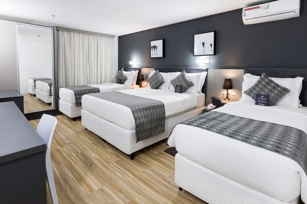 Frigobar, cofres nos quartos, escrivaninha, cortinas blackout