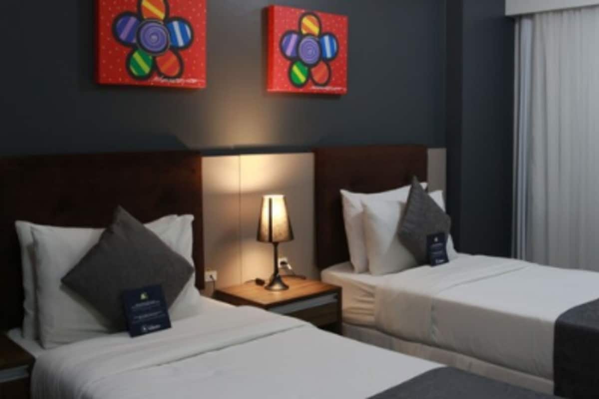 Frigobar, cofres nos quartos, escrivaninha, cortinas blackout