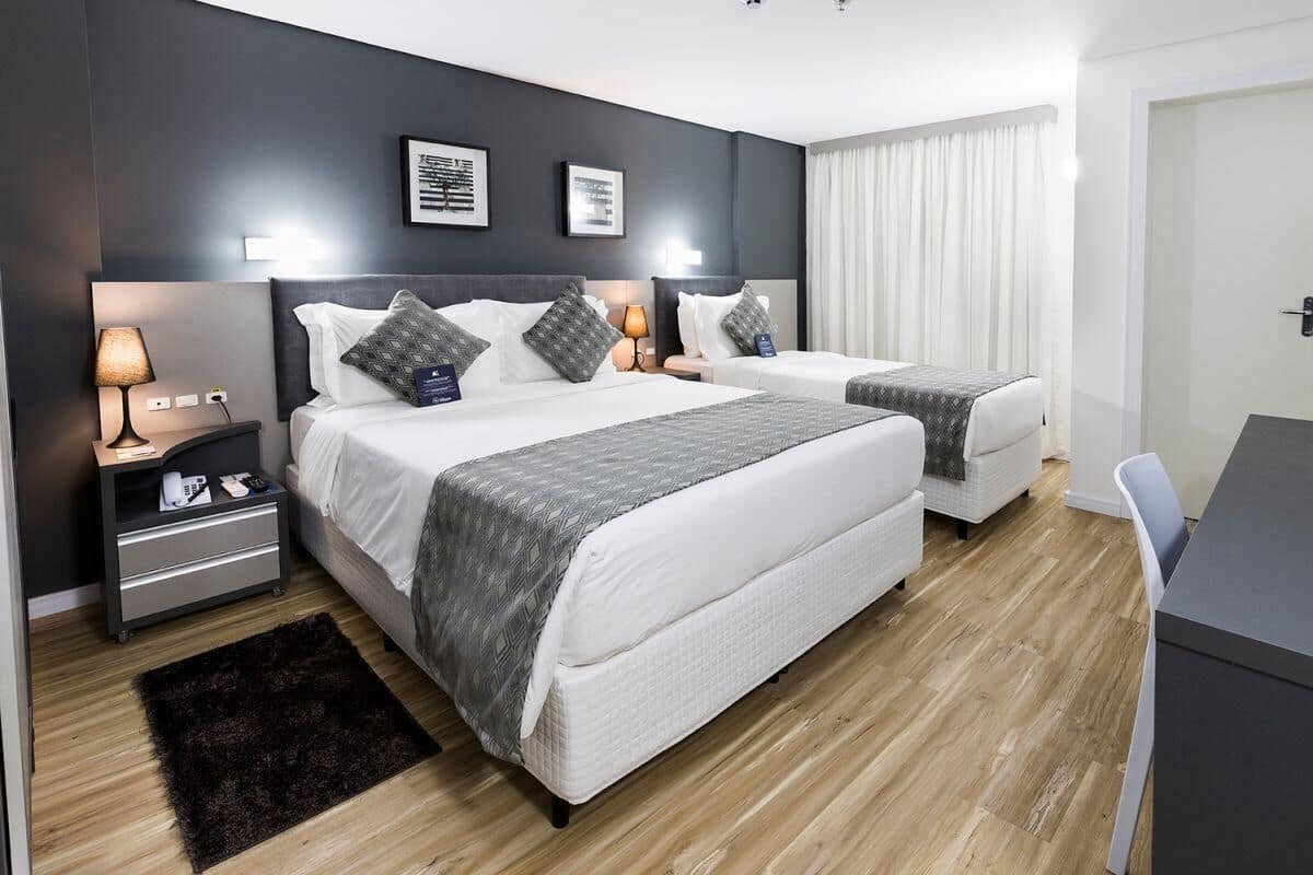 Bar mini, peti besi dalam bilik, meja, langsir/tirai gelap terus