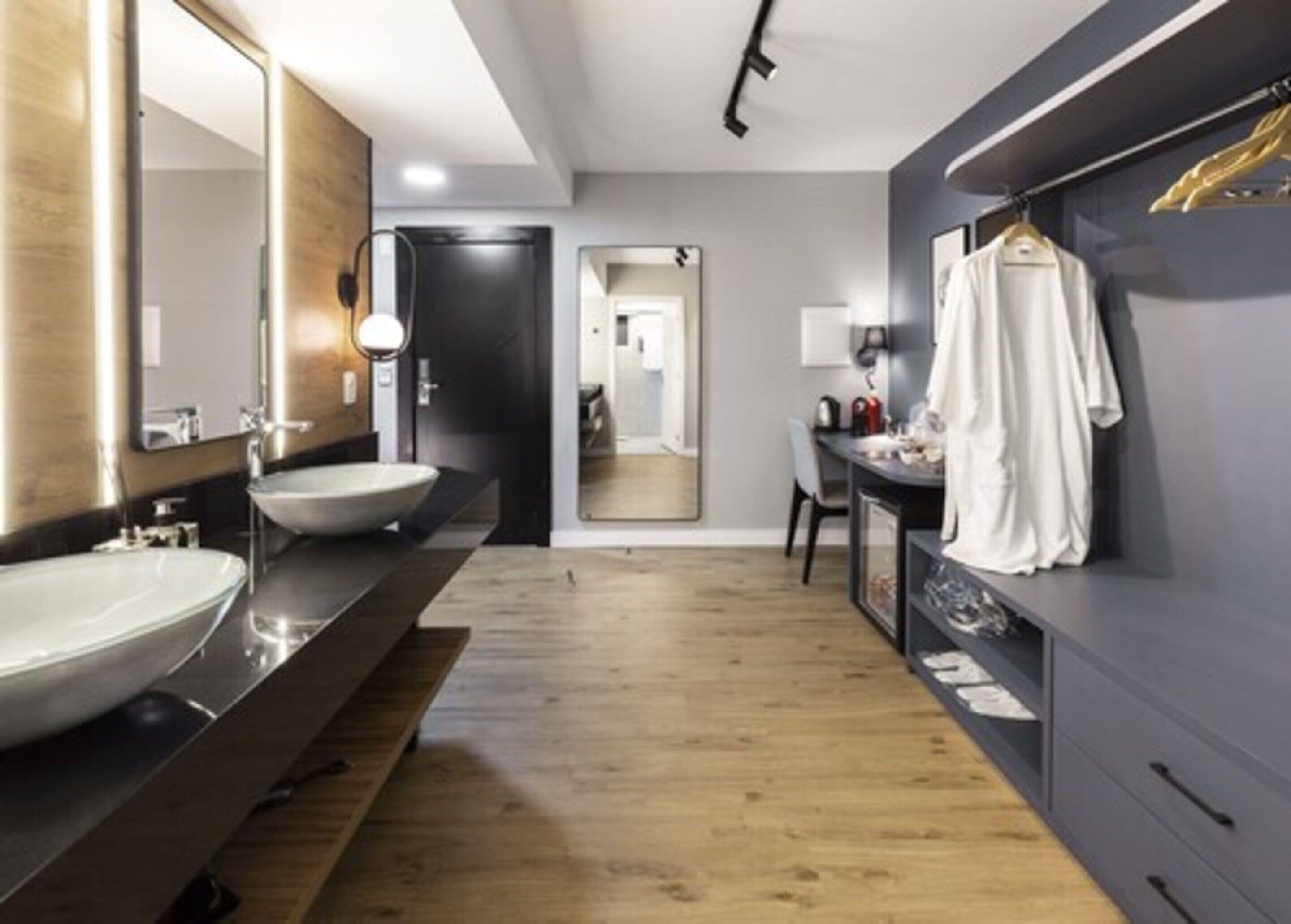 master premium | 1 bedroom, minibar, in-room safe, desk