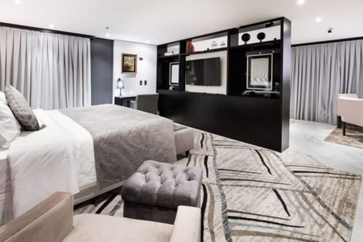 Frigobar, cofres nos quartos, escrivaninha, cortinas blackout