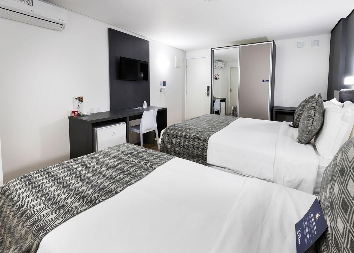 Minibar, Zimmersafe, Schreibtisch, Verdunkelungsvorhänge