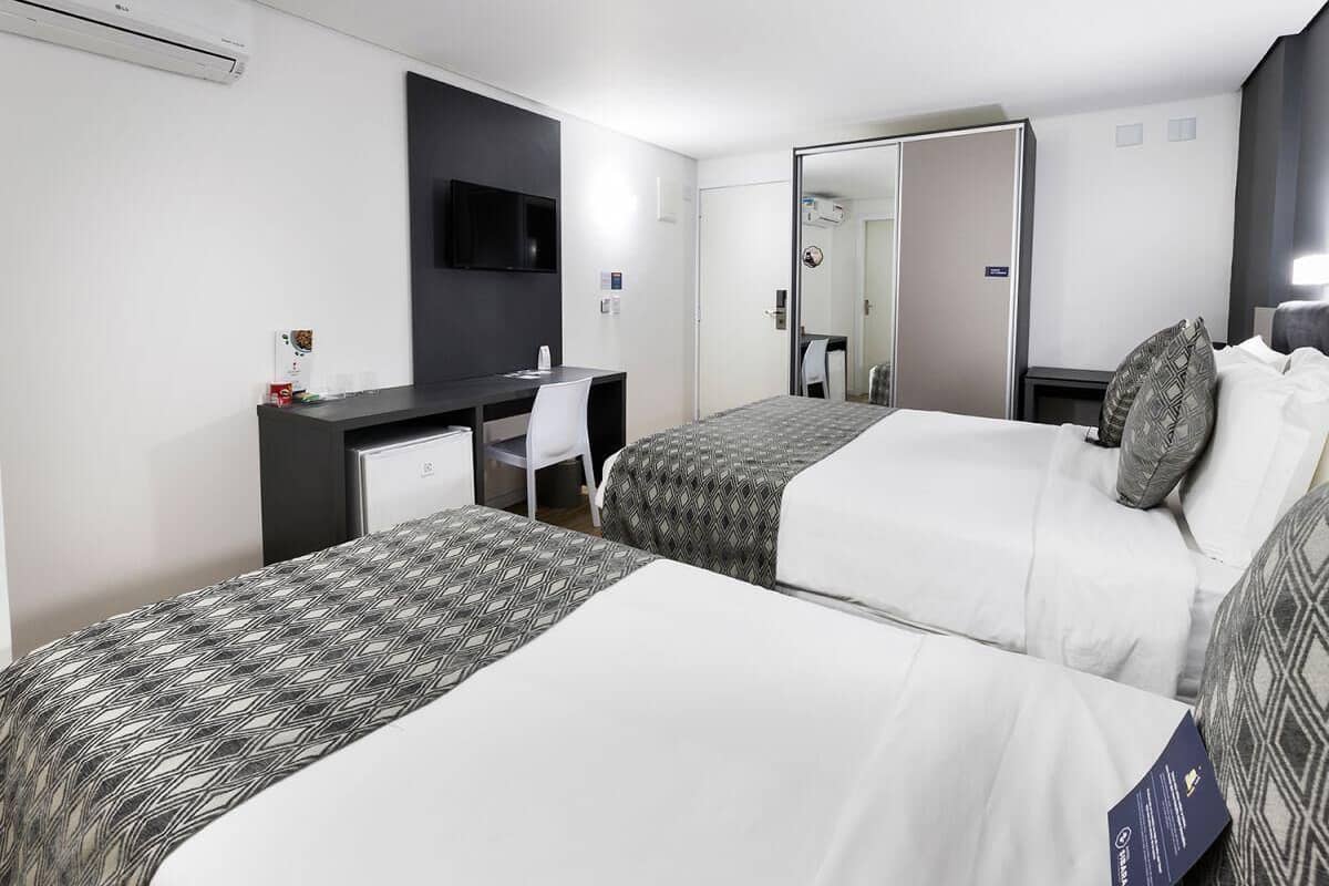 Frigobar, cofres nos quartos, escrivaninha, cortinas blackout