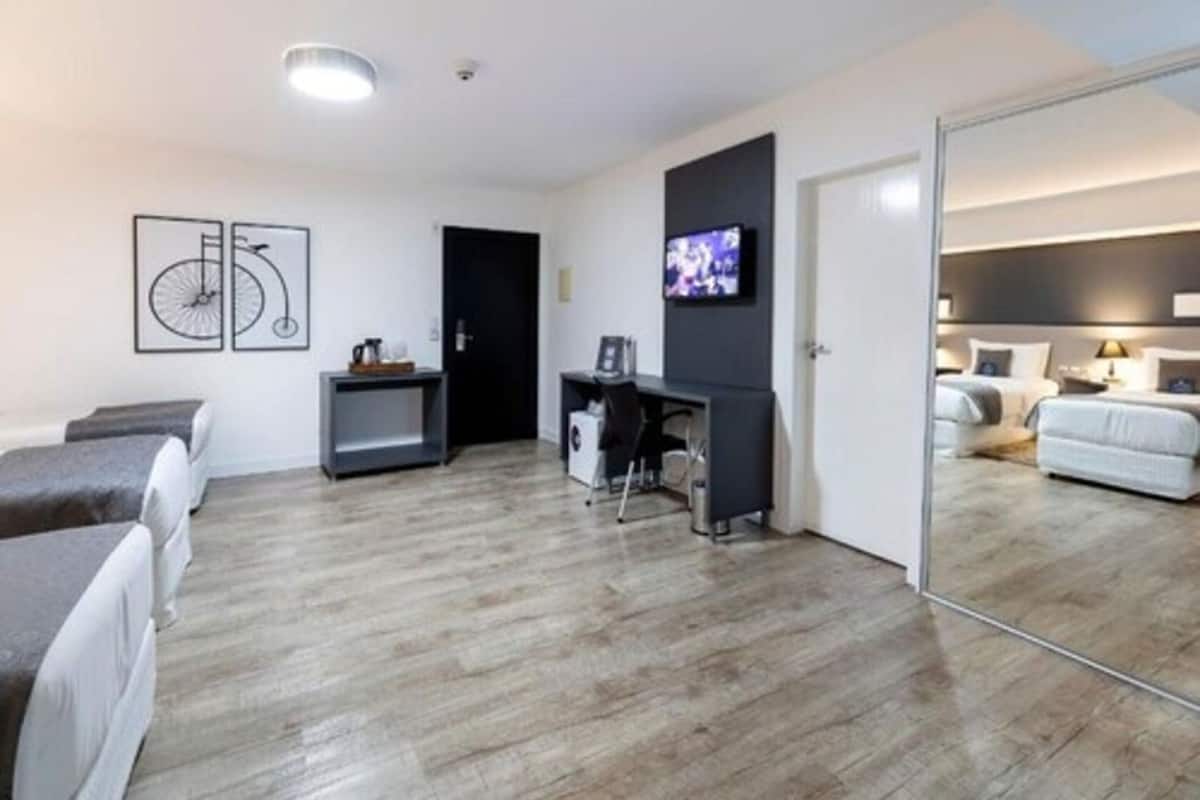 Frigobar, cofres nos quartos, escrivaninha, cortinas blackout