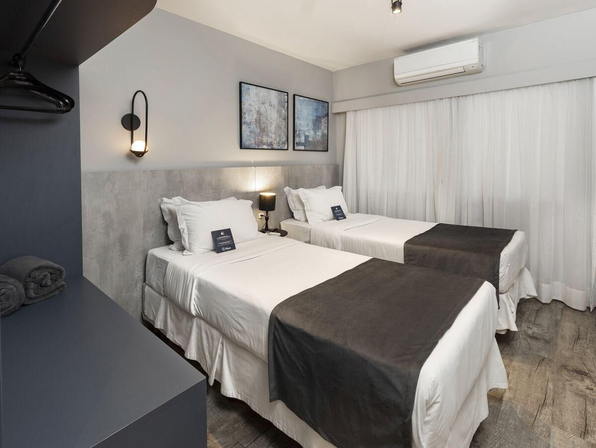 Frigobar, cofres nos quartos, escrivaninha, cortinas blackout