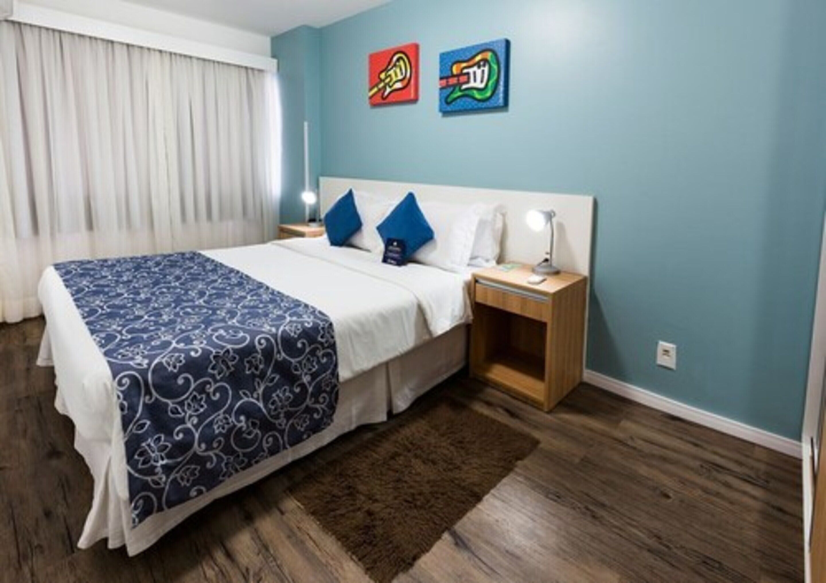 Minibar, Zimmersafe, Schreibtisch, Verdunkelungsvorhänge