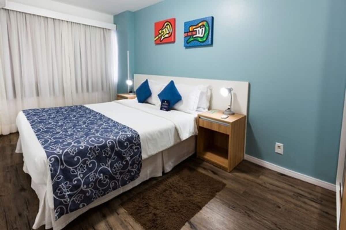 Frigobar, cofres nos quartos, escrivaninha, cortinas blackout