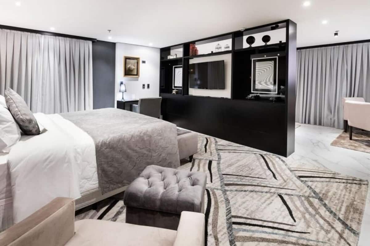 1 dormitorio, minibar, caja fuerte y escritorio