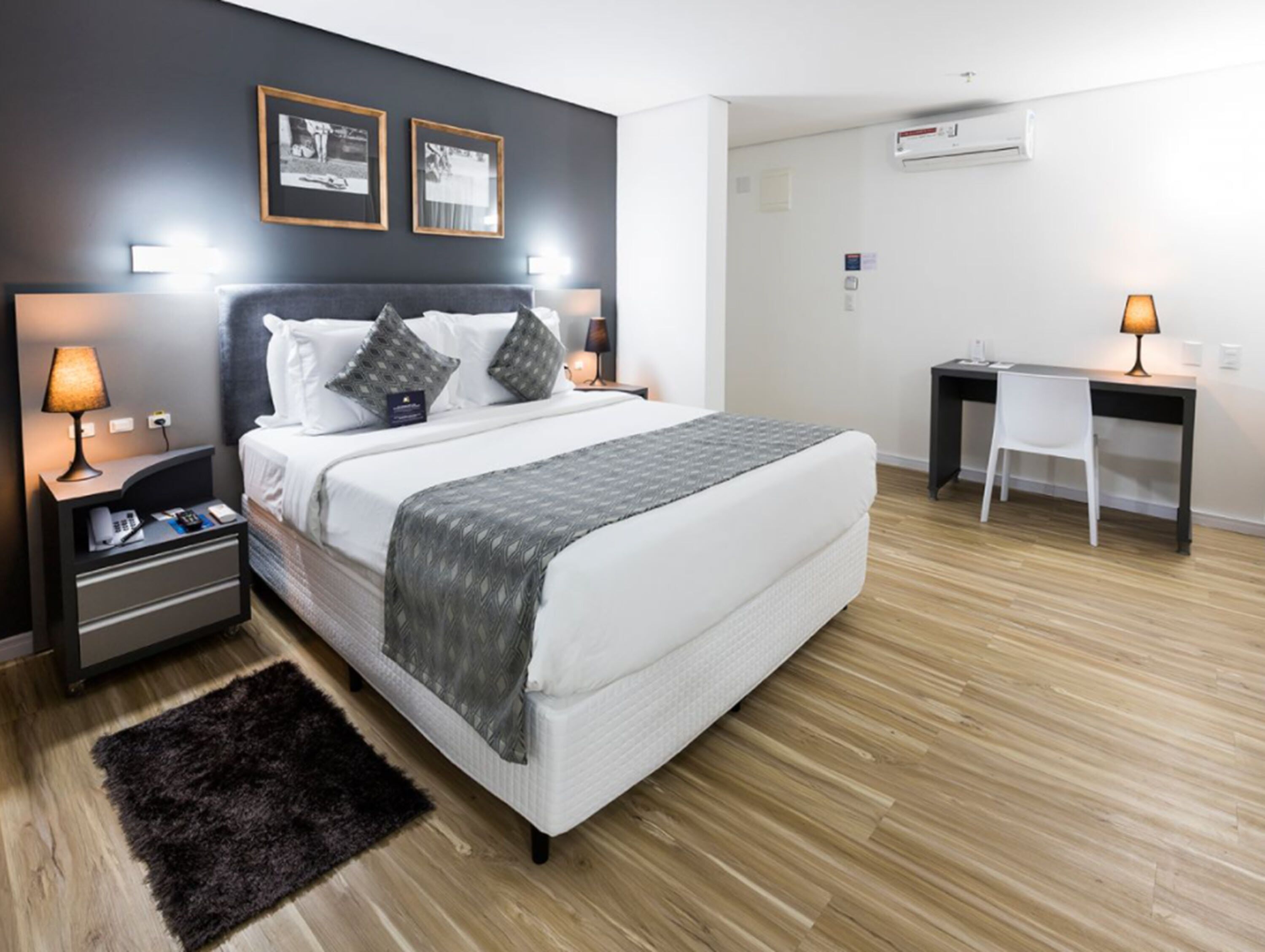 Minibar, Zimmersafe, Schreibtisch, Verdunkelungsvorhänge