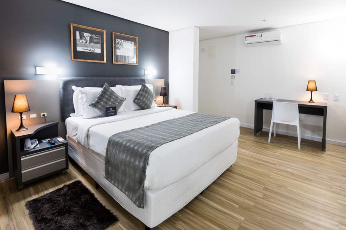 Frigobar, cofres nos quartos, escrivaninha, cortinas blackout