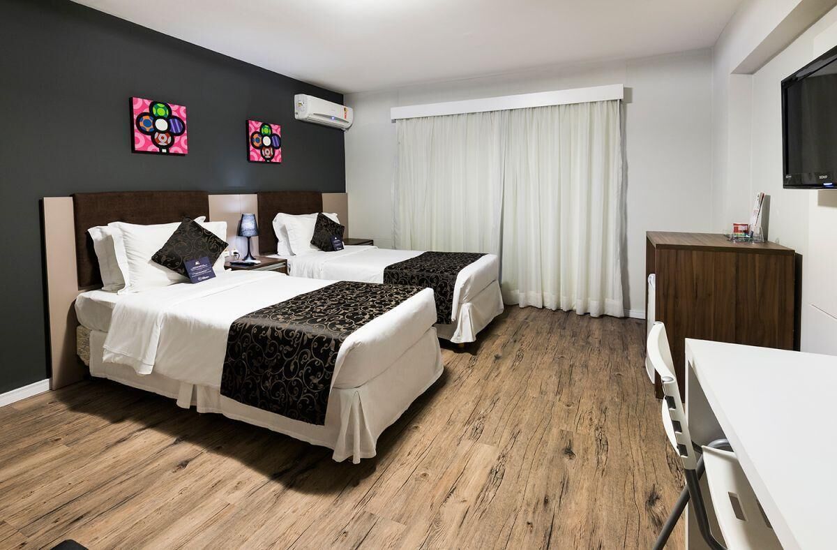 Frigobar, cofres nos quartos, escrivaninha, cortinas blackout