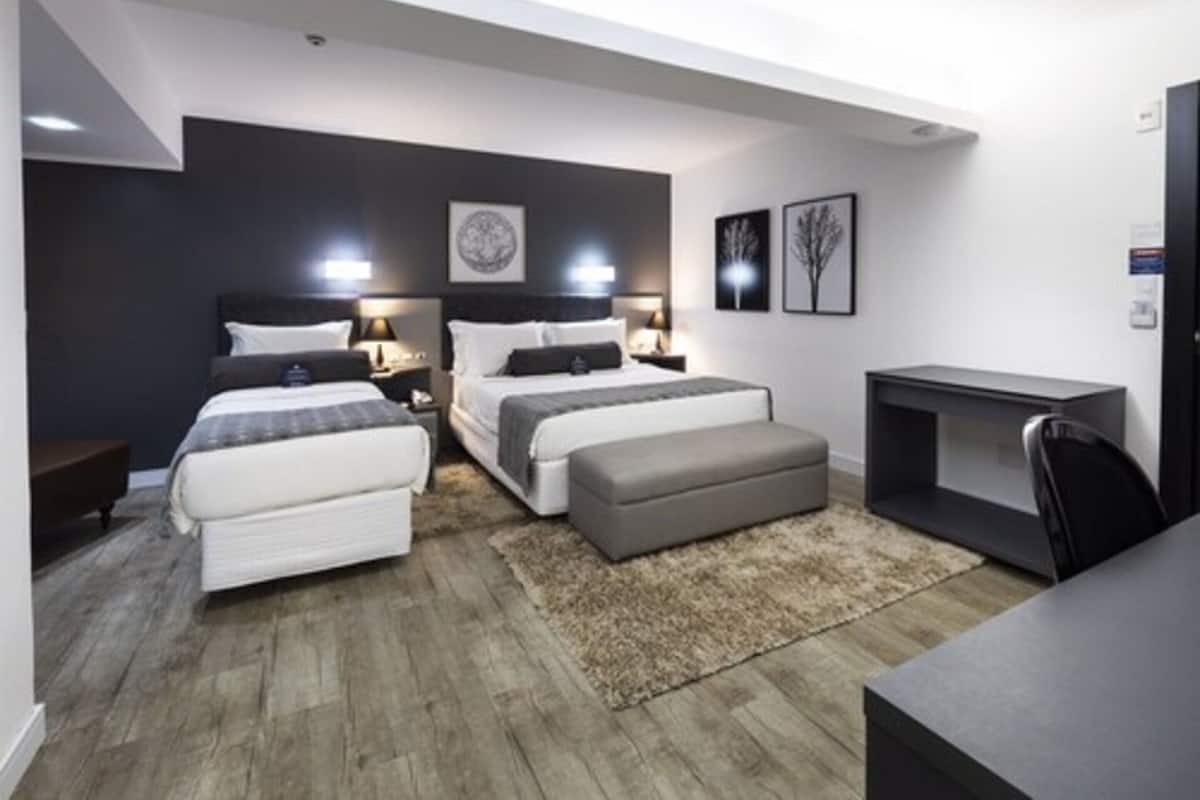 1 dormitorio, minibar, caja fuerte y escritorio