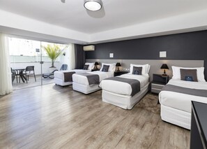 Quadruple Room | Minibar, in-room safe, desk, blackout drapes - Hotel Sibara Spa & Convenções (Balneário Camboriú)