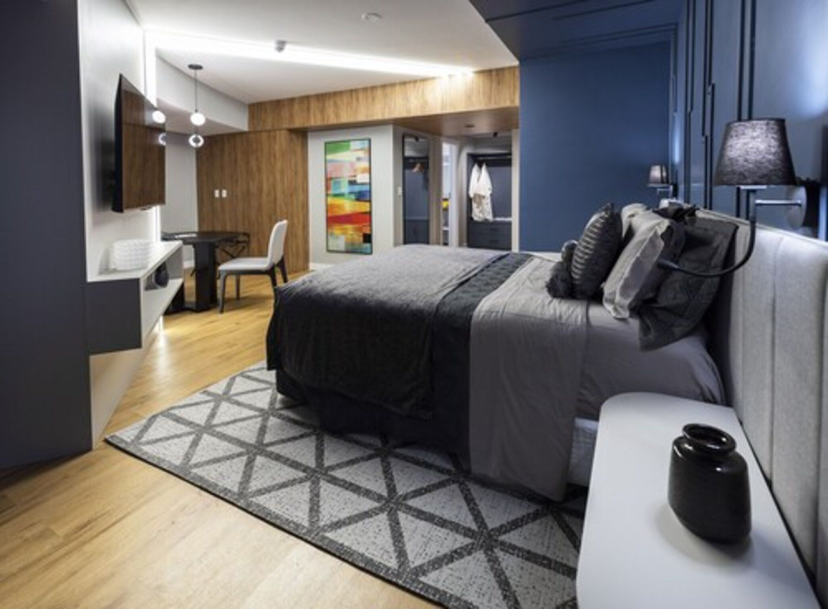 Minibar, Zimmersafe, Schreibtisch, Verdunkelungsvorhänge